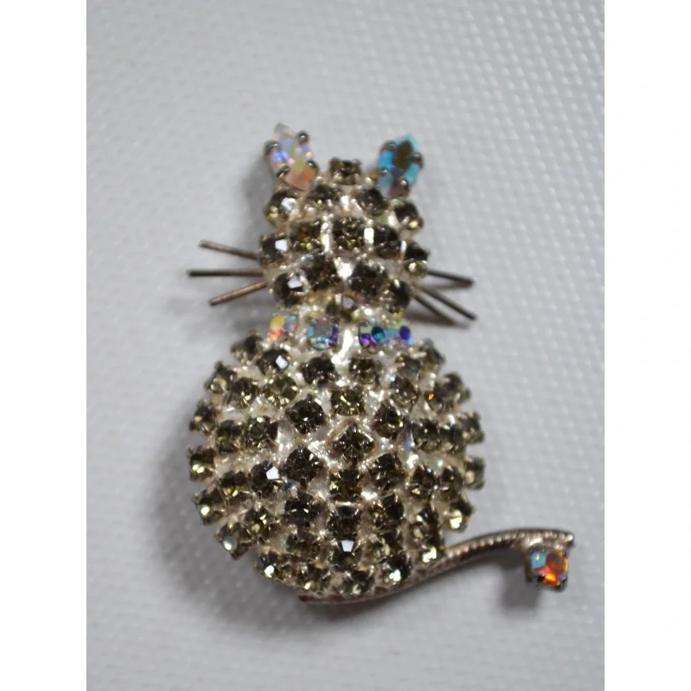 SUZANNE BJONTEGARD Gray Rhinestone‎ Cat Brooch 1.75